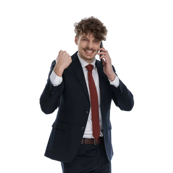 Neşeli Adamı Telefonda Konuşuyor Takım Elbise Giyerken Kutlama Yapıyor Gülüyor — Stok fotoğraf