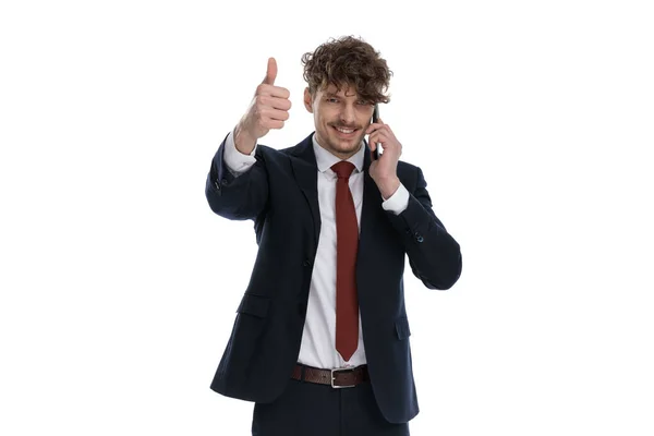 Positivo Uomo Affari Che Parla Telefono Pollici Mentre Indossa Vestito — Foto Stock