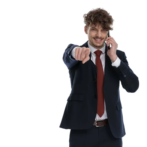 Feliz Hombre Negocios Hablando Por Teléfono Apuntando Hacia Adelante Sonriendo —  Fotos de Stock