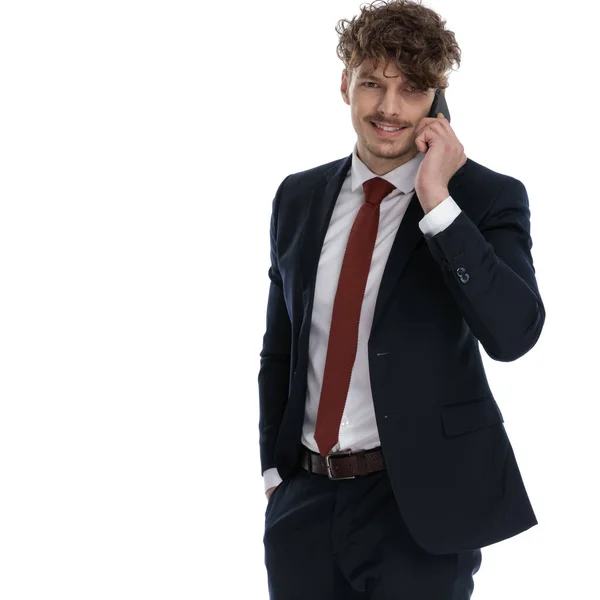 Hombre Negocios Positivo Hablando Por Teléfono Sonriendo Mientras Usa Traje —  Fotos de Stock