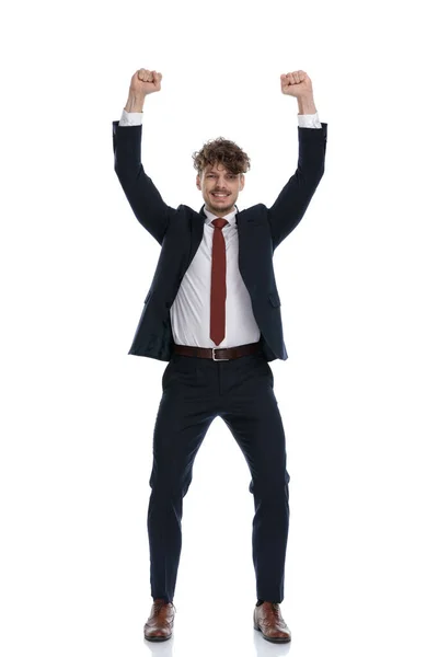 Hombre Negocios Alegre Sonriendo Celebrando Con Los Dos Puños Alto — Foto de Stock