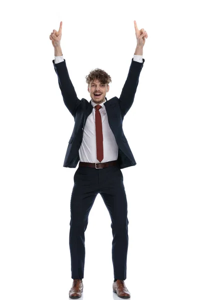 Gelukkig Zakenman Wijzen Met Beide Handen Lachen Terwijl Het Dragen — Stockfoto