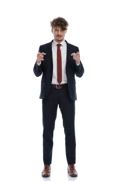 Empresário Confiante Apontando Para Frente Com Ambas Mãos Enquanto Vestindo — Fotografia de Stock