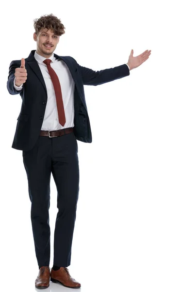 Positiver Geschäftsmann Gestikuliert Lächelt Und Präsentiert Anzug Und Auf Weißem — Stockfoto