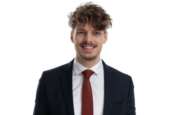 Gelukkig Zakenman Lachen Terwijl Het Dragen Van Pak Staan Witte — Stockfoto