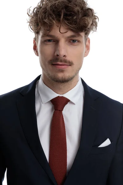 Positiv Affärsman Ser Framåt När Bär Kostym Och Står Vit — Stockfoto