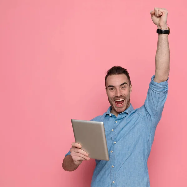 Schöner Lässiger Mann Feiert Erfolge Hält Sein Tablet Der Hand — Stockfoto