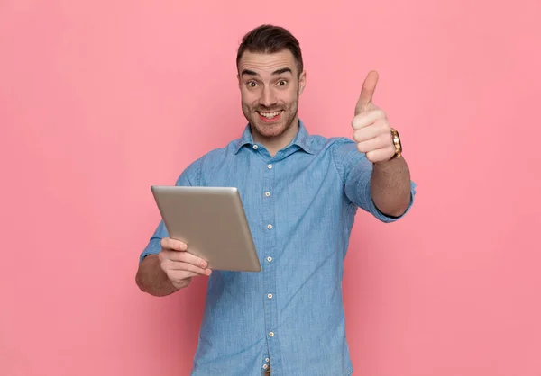 Sexy Jong Casual Man Het Houden Van Een Tablet Het — Stockfoto