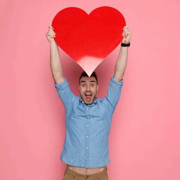 Joven Hombre Casual Emocionado Sosteniendo Gran Corazón Rojo Por Encima — Foto de Stock