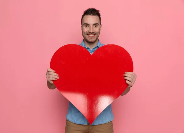 Sexy Hombre Casual Sosteniendo Gran Corazón Rojo Sus Manos Sonriendo — Foto de Stock