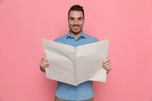 Ung Vacker Avslappnad Man Läser Tidningen Ler Och Bär Blå — Stockfoto