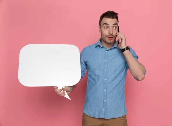 Jong Casual Man Met Een Toespraak Zeepbel Praten Telefoon Roze — Stockfoto