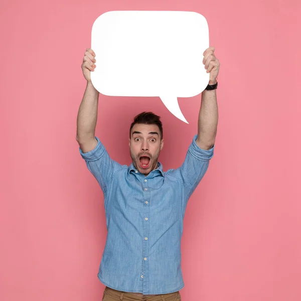 Bonito Chocado Casual Homem Segurando Discurso Bolha Sobrecarga Rosa Estúdio — Fotografia de Stock