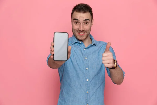 Attraktiv Upphetsad Casual Man Visar Sin Telefon Och Göra Tecken — Stockfoto