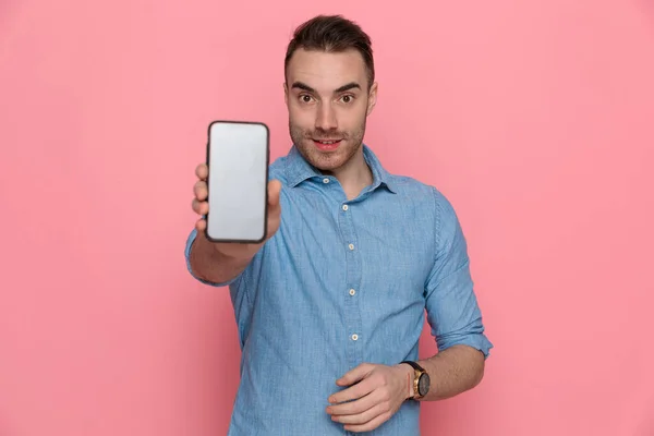 Sexig Ung Avslappnad Man Som Visar Sin Telefon Till Kameran — Stockfoto