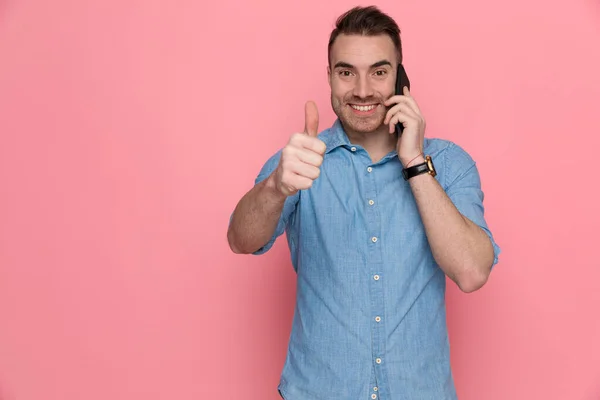 Felice Uomo Casuale Dando Pollice Parlando Telefono Sorridendo Sfondo Studio — Foto Stock