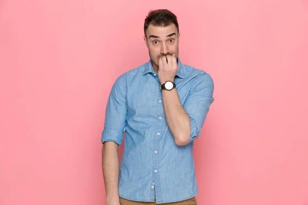 Jonge Aantrekkelijke Casual Man Bijten Zijn Nagels Het Dragen Van — Stockfoto