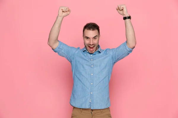 Excitado Hombre Negocios Levantando Los Puños Vistiendo Una Camisa Azul — Foto de Stock