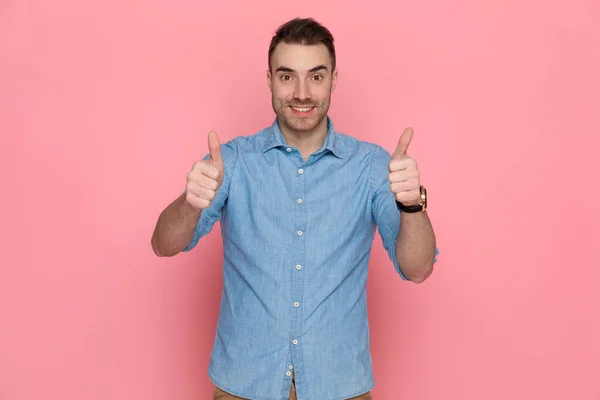 Ελκυστική Νεαρός Casual Άνθρωπος Δίνει Αντίχειρες Δύο Χέρια Και Χαμογελώντας — Φωτογραφία Αρχείου