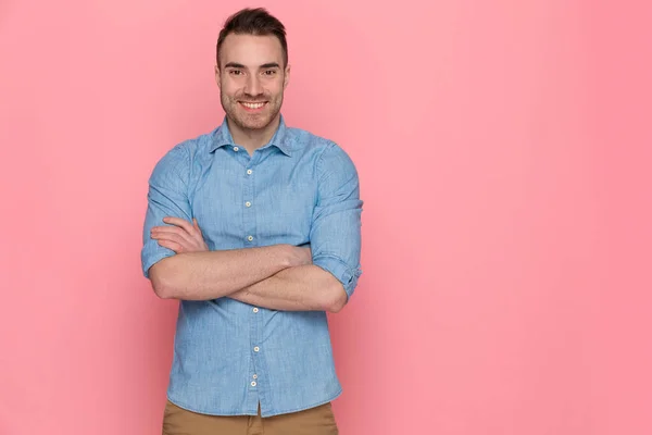 Sexy Jong Casual Man Kijken Naar Camera Kruising Armen Naar — Stockfoto