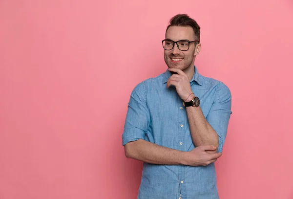 Aantrekkelijke Casual Man Kijken Opzij Het Dragen Van Een Bril — Stockfoto