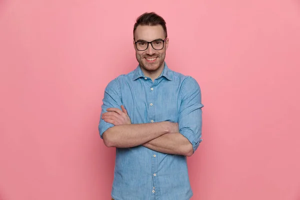 Sexy Casual Man Kruisen Zijn Armen Borst Glimlachen Het Dragen — Stockfoto