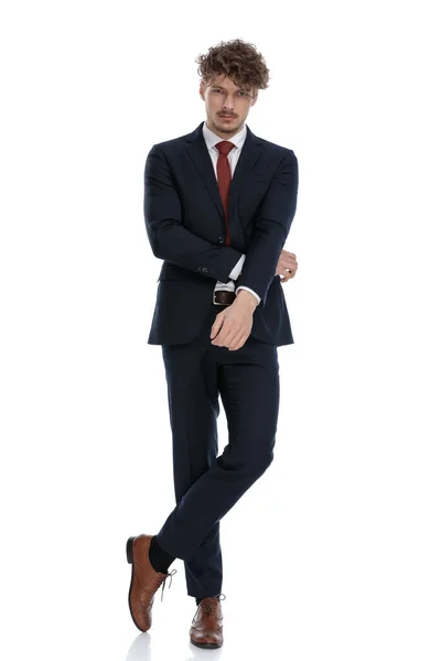 Γοητευτικός Επιχειρηματίας Που Παριστάνει Τον Περιμένοντα Ενώ Φοράει Κοστούμι Και — Φωτογραφία Αρχείου