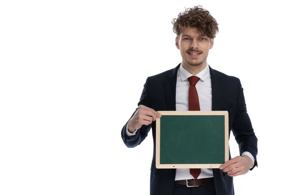 Positivo Uomo Affari Che Presenta Lavagna Verde Sorride Indossando Abito — Foto Stock