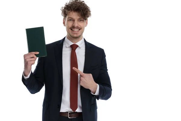 Hombre Negocios Alegre Sosteniendo Señalando Libro Riéndose Vistiendo Traje Pie —  Fotos de Stock