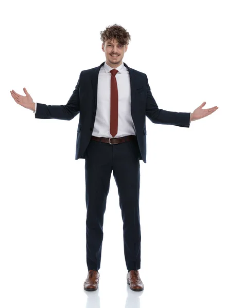 Positiver Geschäftsmann Der Mit Offenen Händen Lächelt Und Begrüßt Wird — Stockfoto
