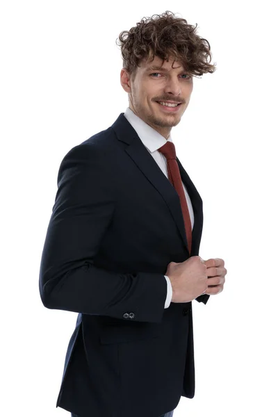Seitenansicht Des Fröhlichen Geschäftsmannes Der Seine Jacke Aufknöpft Während Anzug — Stockfoto