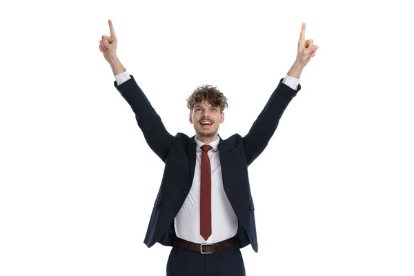 Vrolijke Zakenman Lachen Vieren Wijzen Met Beide Handen Tijdens Het — Stockfoto