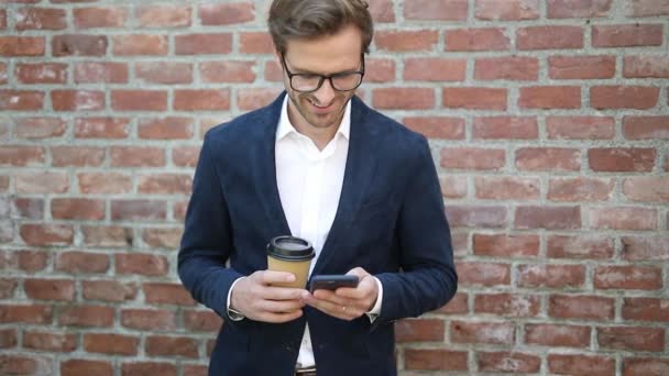 Atraente Inteligente Casual Empresário Vestindo Óculos Segurando Uma Xícara Café — Vídeo de Stock