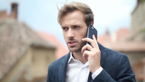 Портрет Умного Случайного Бизнесмена Разговаривающего Телефону Фиксирующего Свои Волосы Отводящего — стоковое видео