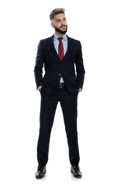 Gururlu iş adamı beyaz arka planda tek başına duran, halkın önünde el ele tutuşan,