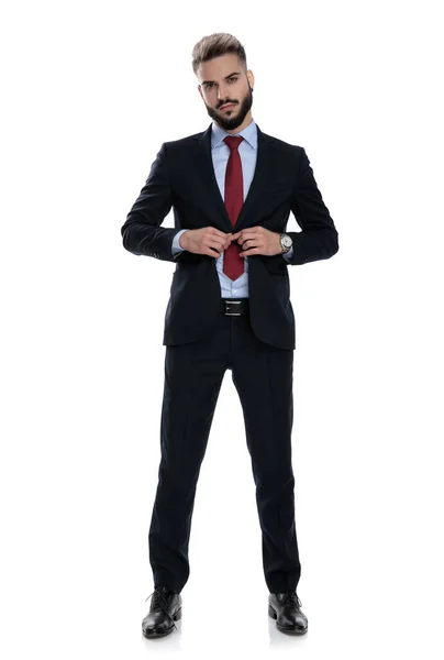 Selbstbewusster Junger Geschäftsmann Passt Mantel Und Steht Isoliert Auf Weißem — Stockfoto