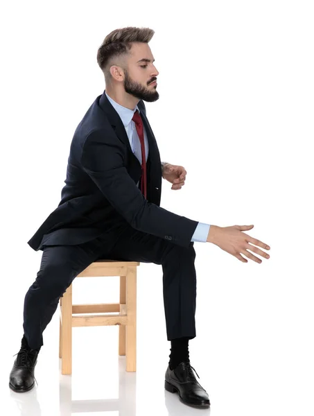 Joven Hombre Negocios Enojado Mirando Lado Estrechando Mano Sentado Aislado — Foto de Stock