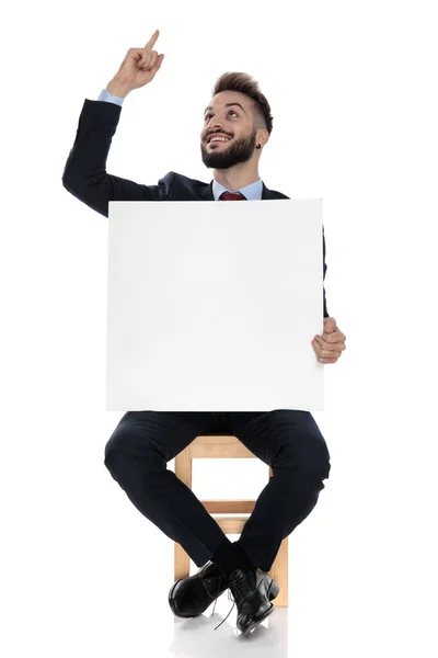 Feliz Joven Empresario Señalando Con Dedo Hacia Arriba Sosteniendo Tablero — Foto de Stock