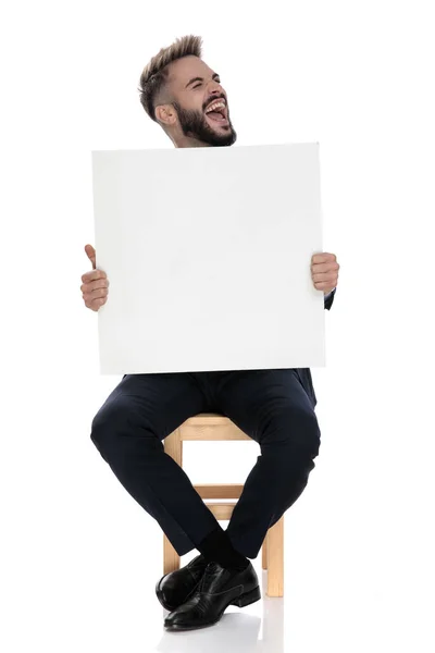 Jovem Empresário Segurando Placa Vazia Gritando Sentado Isolado Fundo Branco — Fotografia de Stock