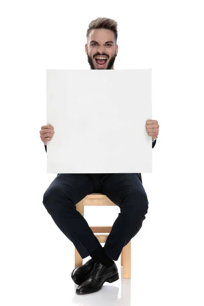 Animado Jovem Empresário Gritando Segurando Bordo Sentado Isolado Fundo Branco — Fotografia de Stock