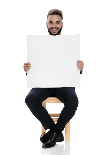 Gelukkig Jong Zakenman Presenteren Leeg Bord Glimlachen Zitten Geïsoleerd Witte — Stockfoto