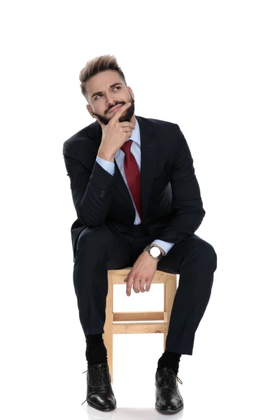 Ung Affärsman Kostym Håller Hand Till Haka Och Tänker Sitter — Stockfoto