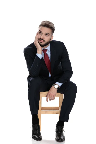 Jeune Homme Affaires Costume Levant Les Yeux Rêvant Pensant Assis — Photo