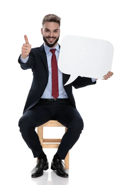 Feliz Joven Empresario Sosteniendo Burbuja Del Habla Haciendo Pulgares Hacia — Foto de Stock