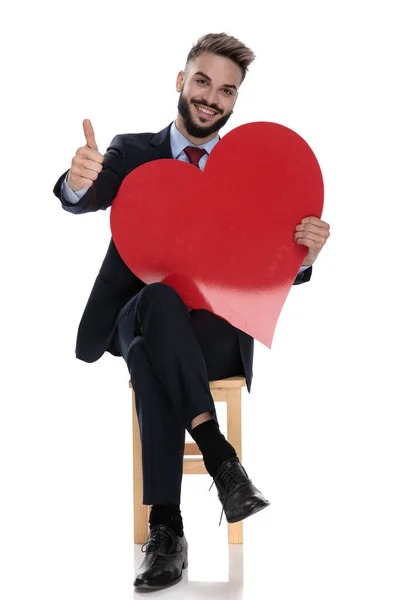 Feliz Joven Empresario Sosteniendo Gran Corazón Rojo Haciendo Pulgares Hacia — Foto de Stock