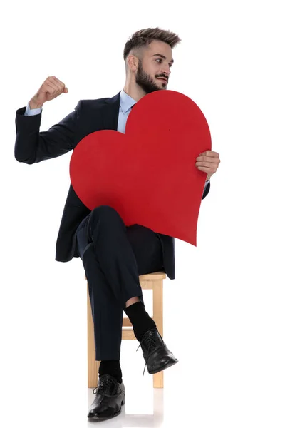 Seksi Genç Adamı Büyük Kırmızı Bir Kalp Tutuyor Beyaz Arka — Stok fotoğraf