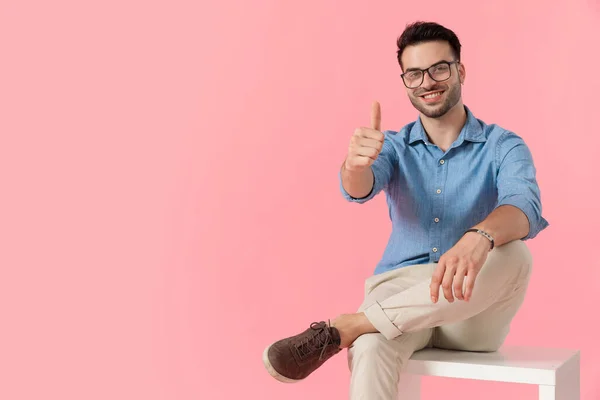 Sexy Geschäftsmann Mit Brille Sitzt Auf Einem Würfel Mit Einem — Stockfoto