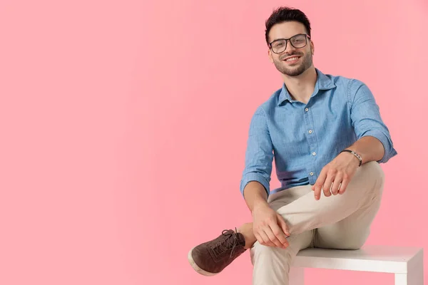 Handsome Businessman Wearing Eyeglasses Sitting Cube Leg Resting Other Looking — Stock Photo, Image