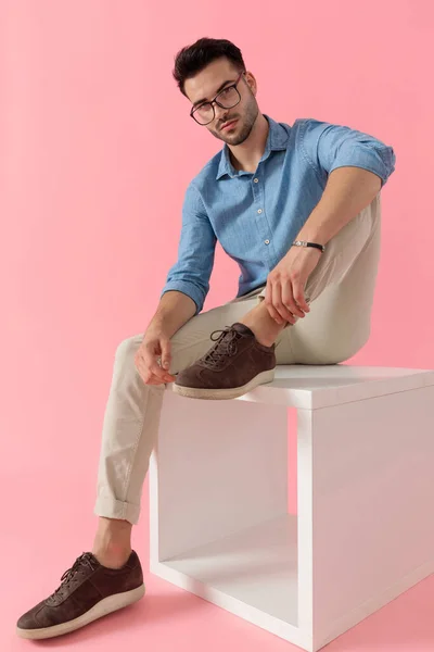 Jovem Empresário Vestindo Óculos Sentados Com Uma Perna Descansando Cubo — Fotografia de Stock