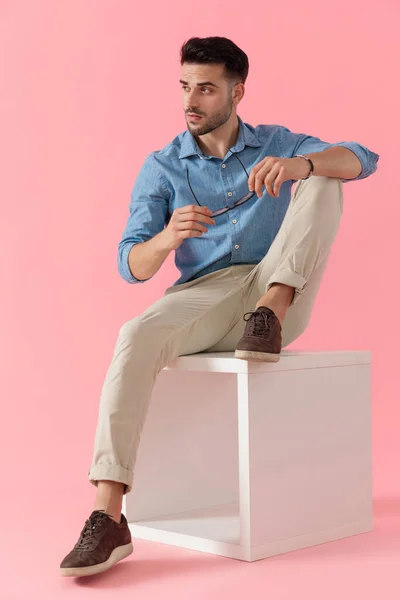 Sexy Hombre Negocios Vistiendo Camisa Azul Sentado Con Una Pierna —  Fotos de Stock